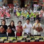 馬立委與議員簡鎮長等都來行銷草屯荔枝葡萄。（縣府提供）