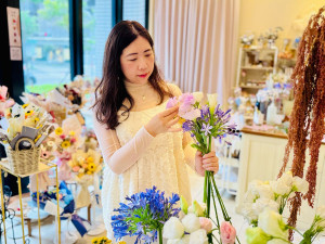 「小金鈴花藝店」闆娘邱筱雯喜歡手作帶來的療癒感，店內永生花、鮮花花束皆來自她的巧手。