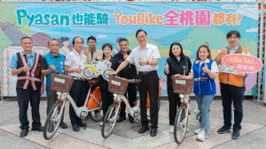 桃園市長張善政23日上午前往復興區，出席「Pyasan也能騎—YouBike全桃園都有!」記者會與貴賓合影。