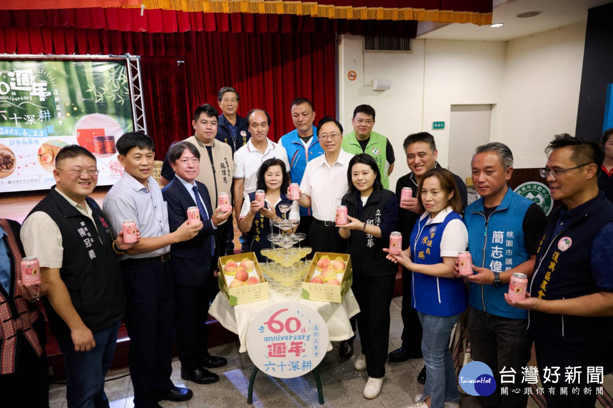 市府與農會攜手推動水蜜桃加工轉型，開發冰沙、氣泡水、霜淇淋等多樣商品，有效提升農產價值。