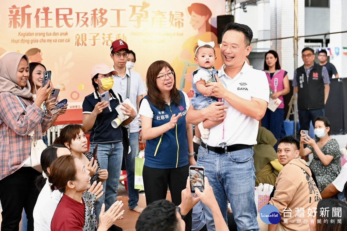 桃園市副市長蘇俊賓於「新住民及移工孕產婦親子活動」中與新助民朋友們互動。<br />
