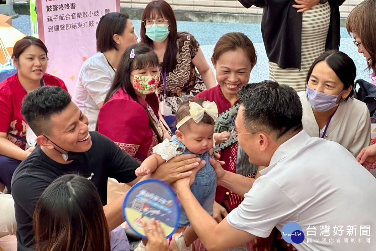 桃園市副市長蘇俊賓於「新住民及移工孕產婦親子活動」中與新助民朋友們互動。<br />
