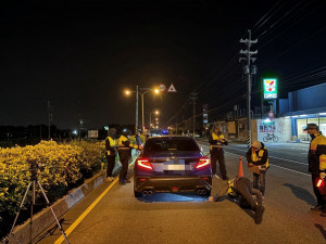 專案勤務針對轄內改裝熱點與車聚常發區域進行佈線監控、定點攔檢及機動巡邏。