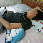 不少人喜歡手部舉高睡覺恐影響神經受損。（南投醫院提供）
