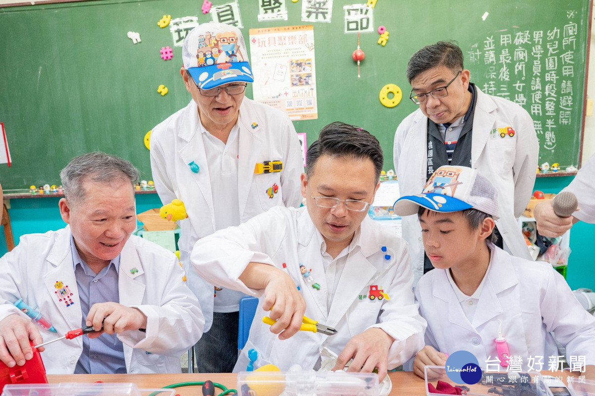桃園市副市長蘇俊賓與「 玩具醫生」們一起動手修復玩具。<br />
