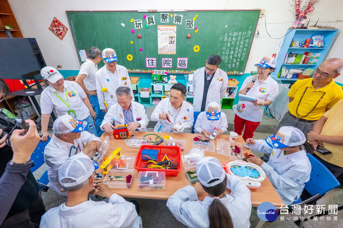 桃園市副市長蘇俊賓與「 玩具醫生」們一起動手修復玩具。<br />
