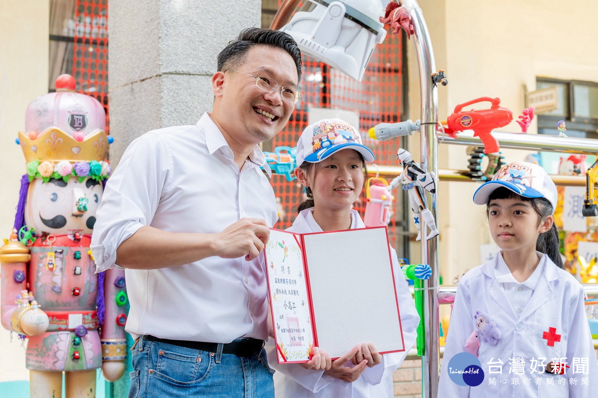 桃園市副市長蘇俊賓頒發「中埔國小玩具醫院」小志工聘書。