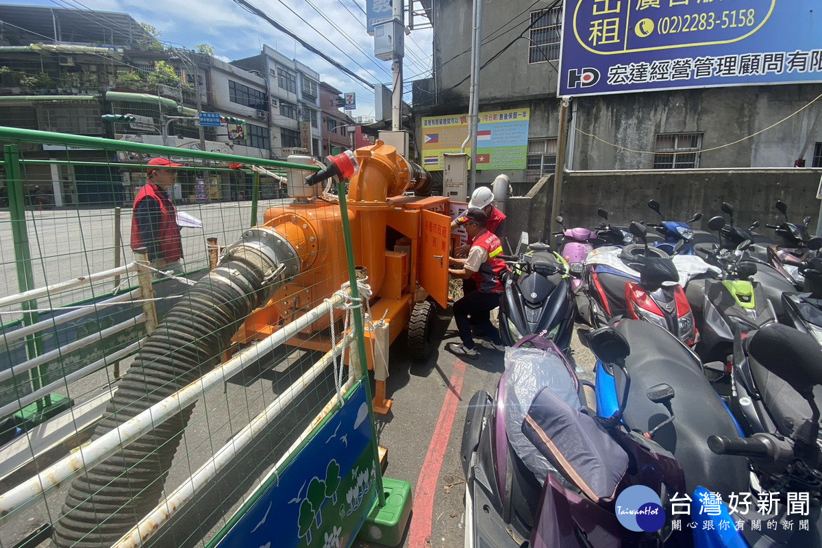 水利署與桃市府聯手防汛，進行八德區桃鶯路與興隆街口移動式抽水機測試。<br />
<br />
