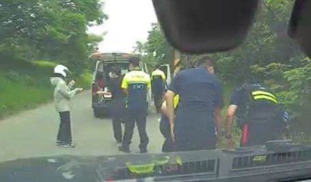 119救護人員趕抵現場，將其送往醫院進一步檢查與治療。<br />
