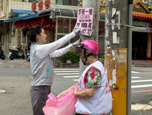 里長與志工一同拆除違規小廣告。
