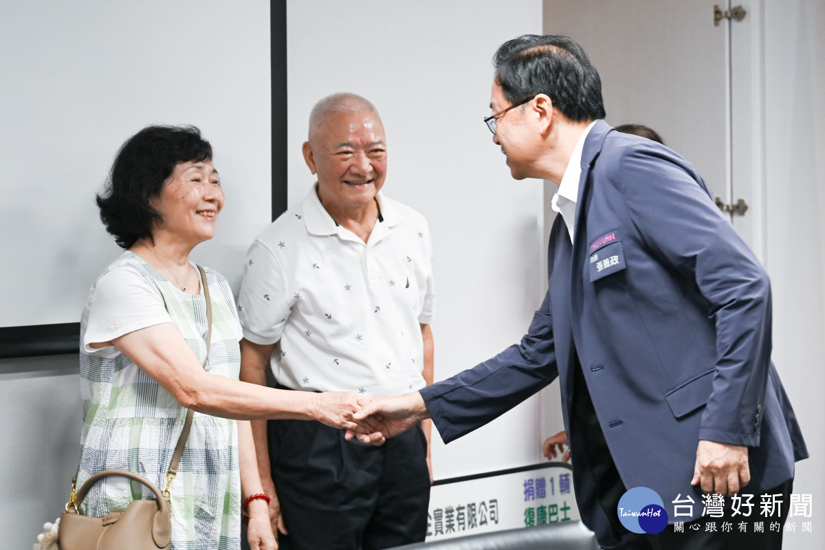 張市長和葉先生及沈女士握手致謝。