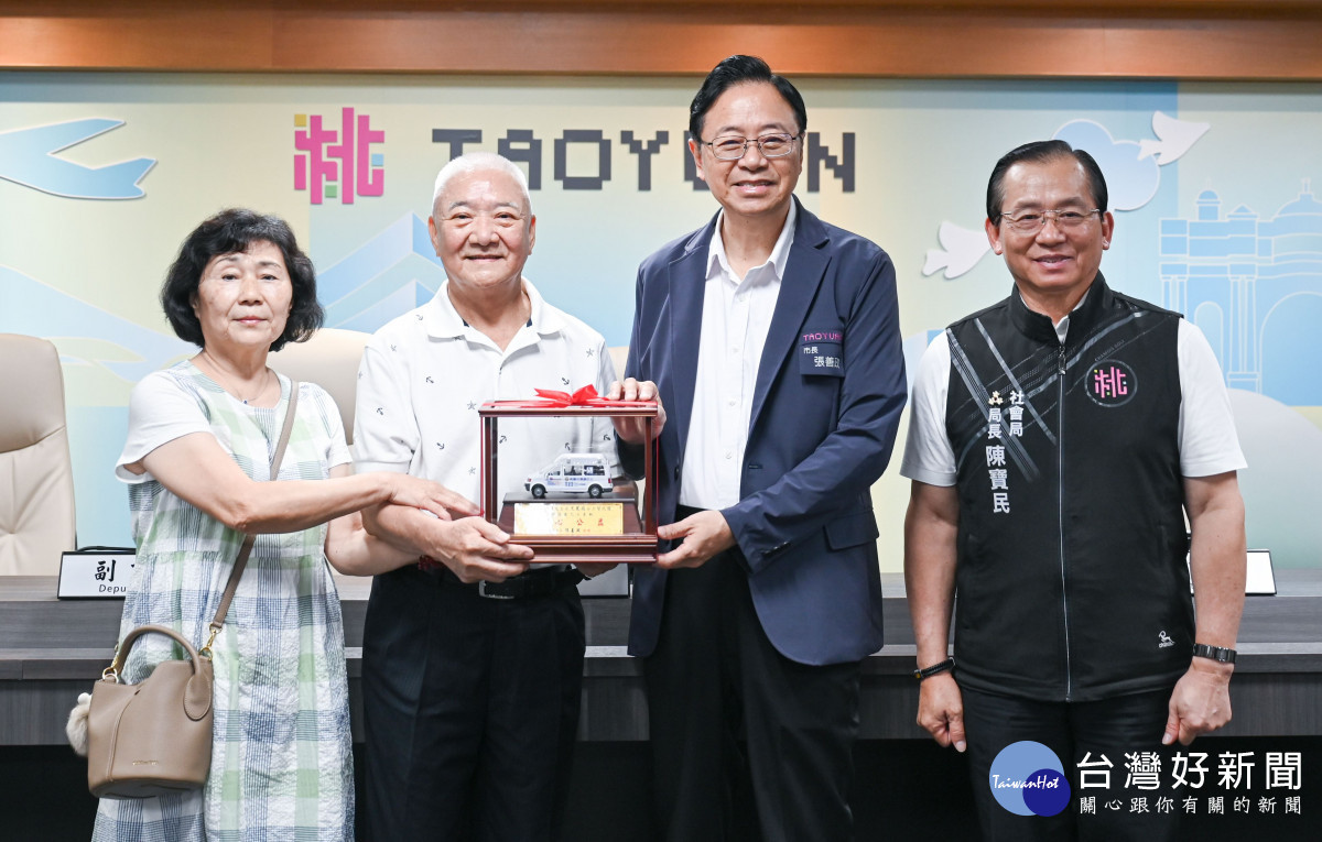 張市長頒發「億企實業有限公司捐贈復康巴士獎座」。<br />
<br />

