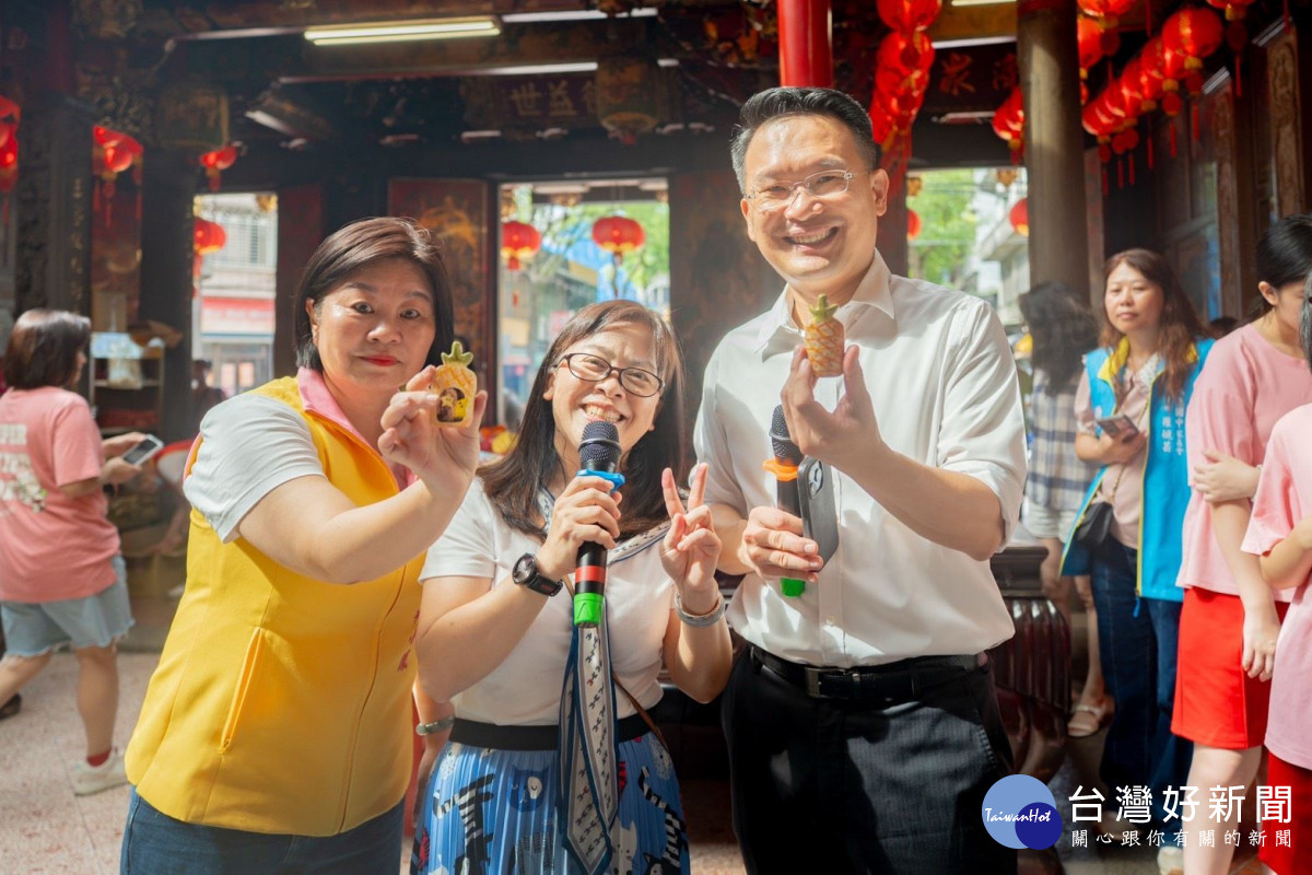 蘇副市長持鳳梨造型筊杯與貴賓合影。<br />
<br />
