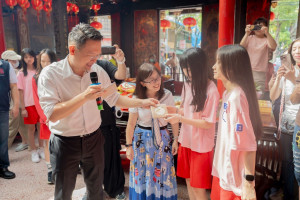蘇副市長與八德國中學生分享「筊杯」的起源。