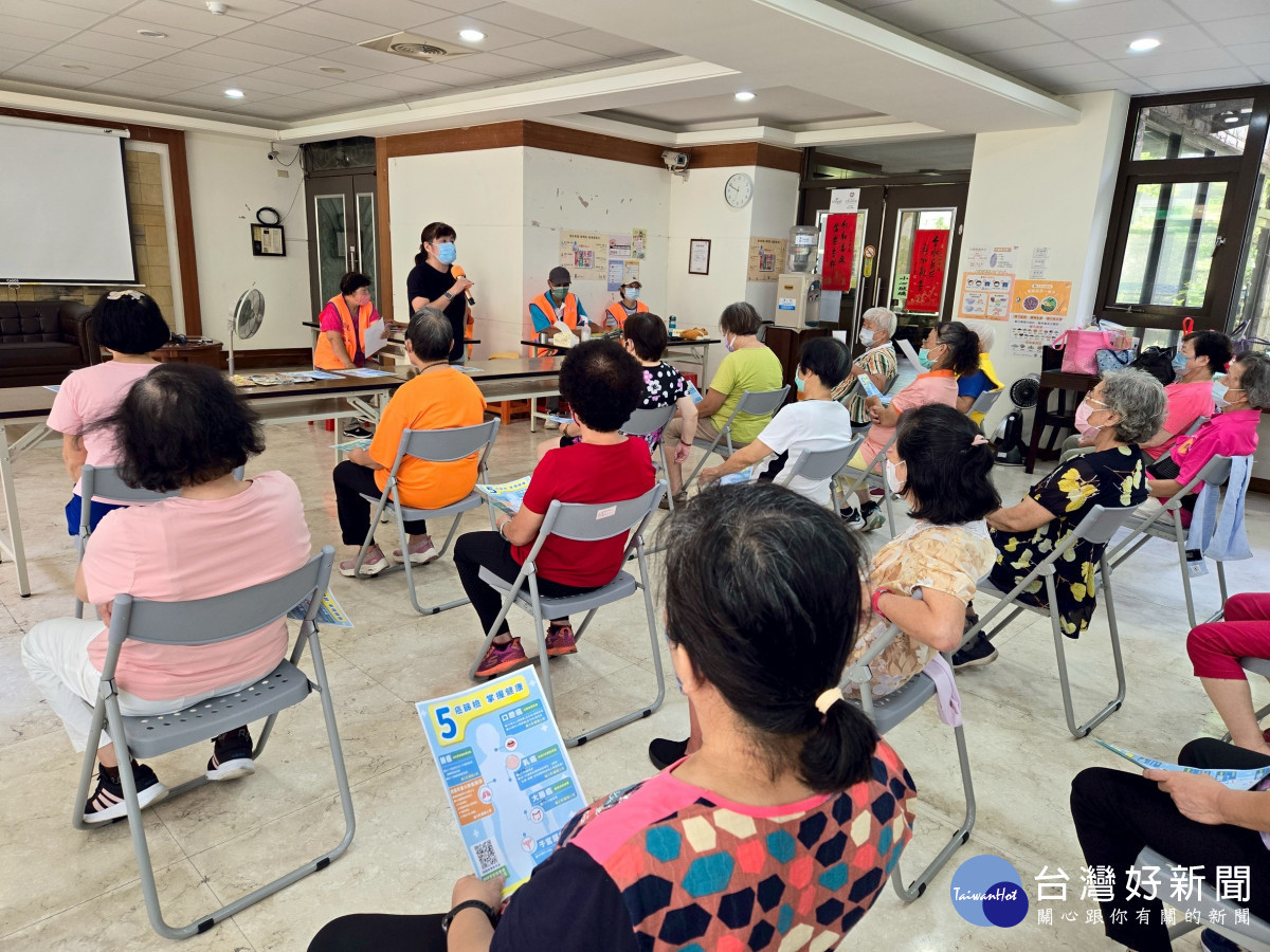 桃療護理科前進龍祥里社區長照C據點　五癌篩檢宣導獲長者肯定。(桃療提供)
