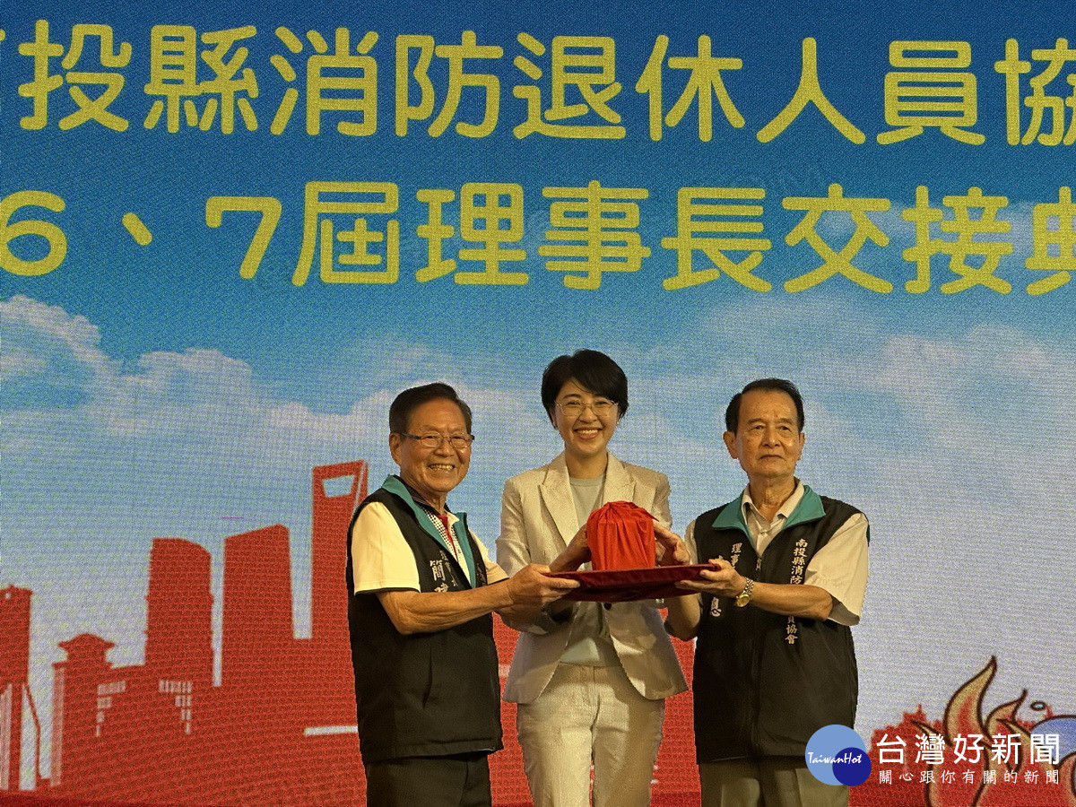 簡理事長（左)交付印信。（記者扶小萍攝）