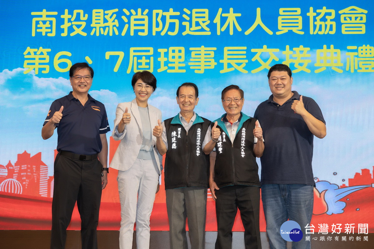 游立委、許縣長與林局長給予祝賀。（縣府提供）