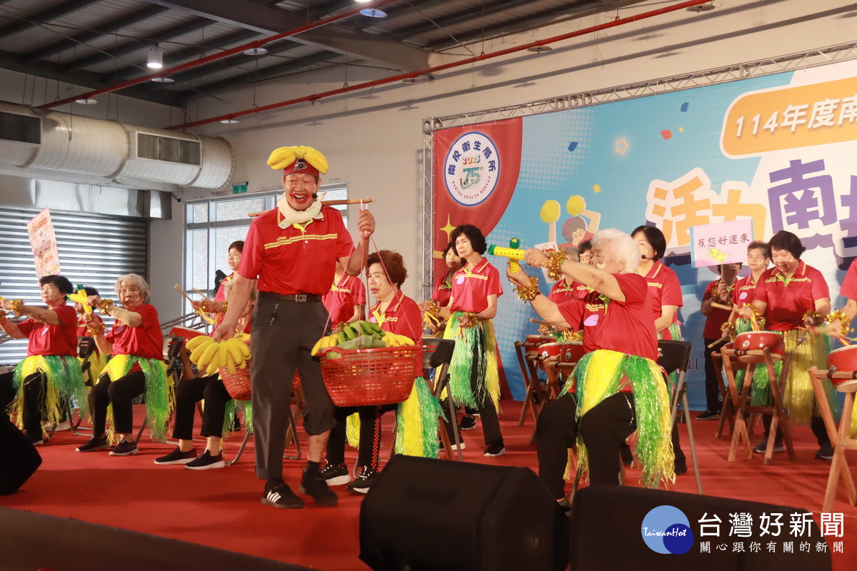 集集八張活力寶貝隊演出與在地香蕉搭配。（記者扶小萍攝）