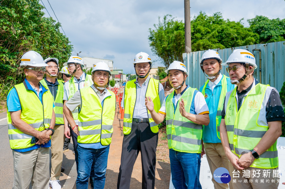 張市長與現場工程團隊合影。