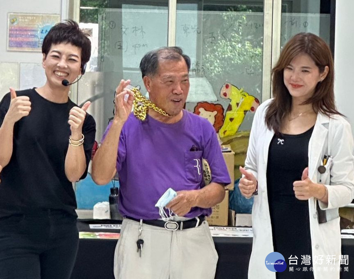 最高齡男學員獲獎表揚，展現長者風範，陳宣恩主任(右一)鼓勵踴躍參與。                           