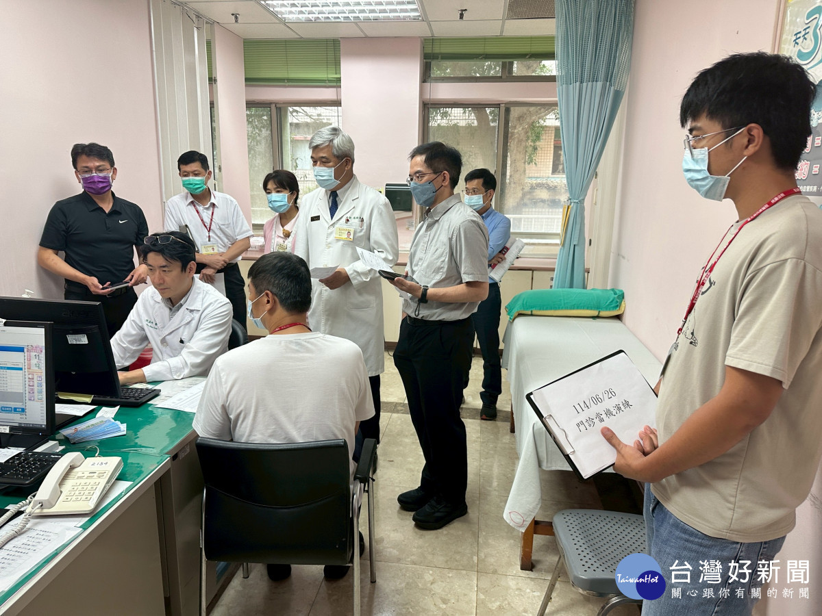 北榮桃園分院副院長楊斯年 (著醫師長袍站立者)副院長楊斯年指導本次當機演練，帶領團隊強化資安意識與應變能力