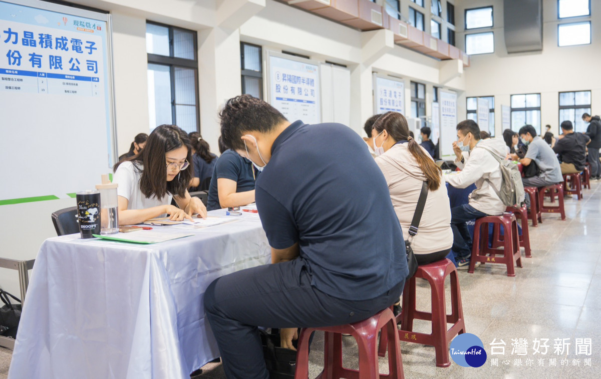 桃園就業中心7月將辦理6場徵才活動。徵才現場更提供多項就業促進方案諮詢服務，協助不同族群掌握職涯轉機。(徵才活動示意圖)