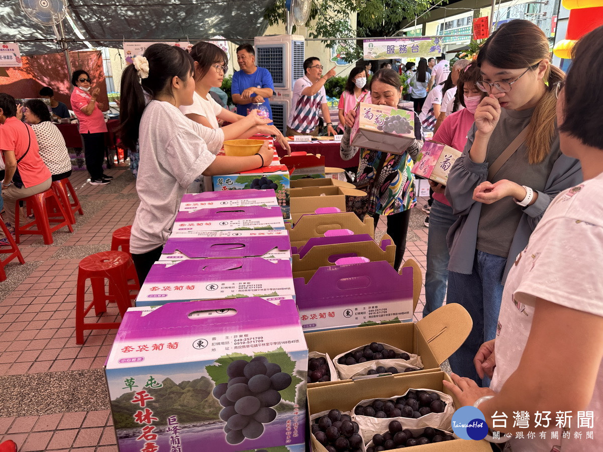 農民展售葡萄荔枝一箱箱的售出。（記者扶小萍攝）