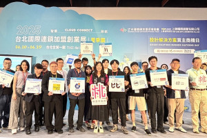 青年設計團隊與企業買主大合照。