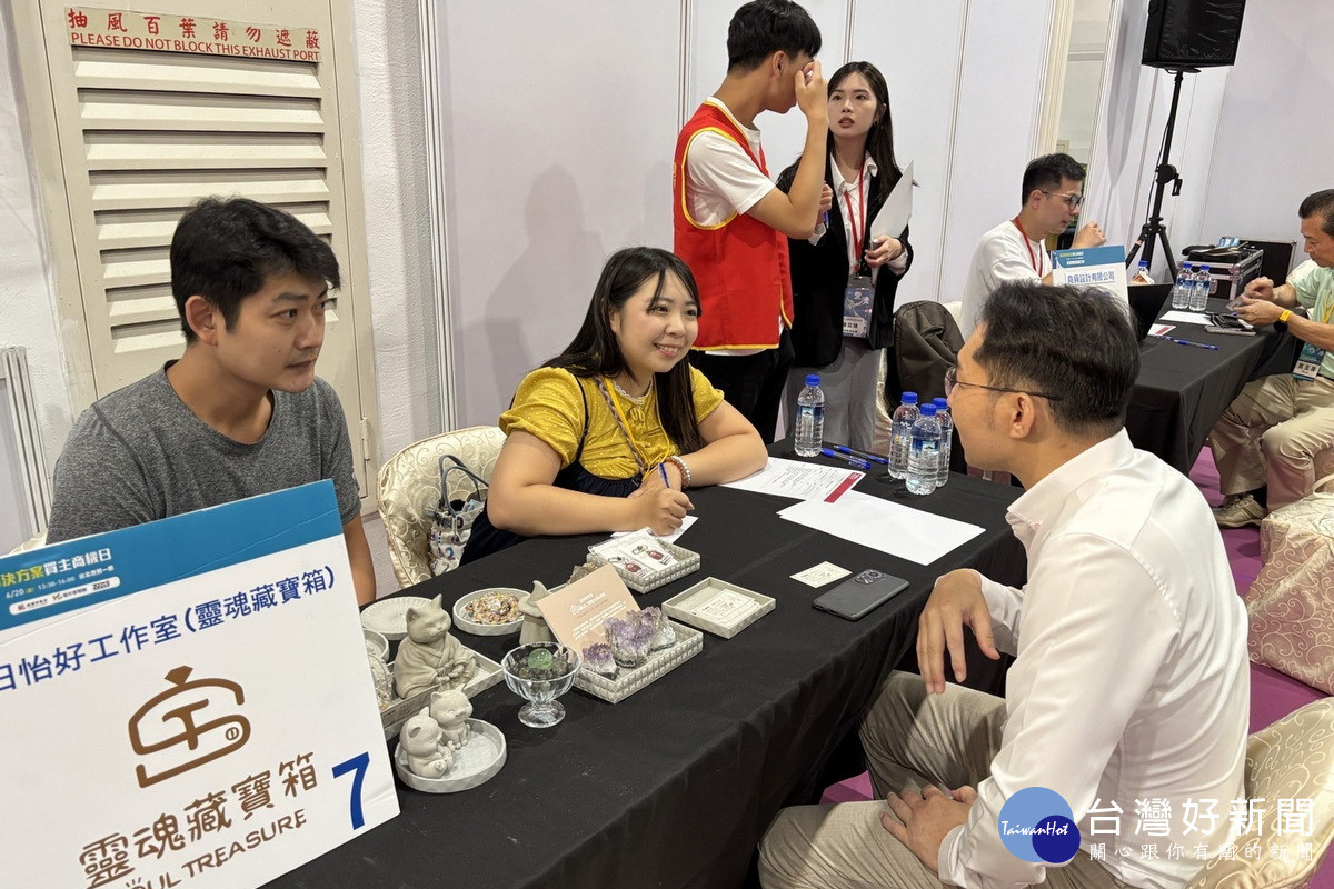 青年設計團隊詳細了解企業買主需求過程。