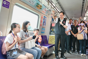 桃園市長張善政出席「巧虎有愛、桃捷無礙之旅」活動，陪伴弱勢童一起搭乘「巧虎彩繪列車」。