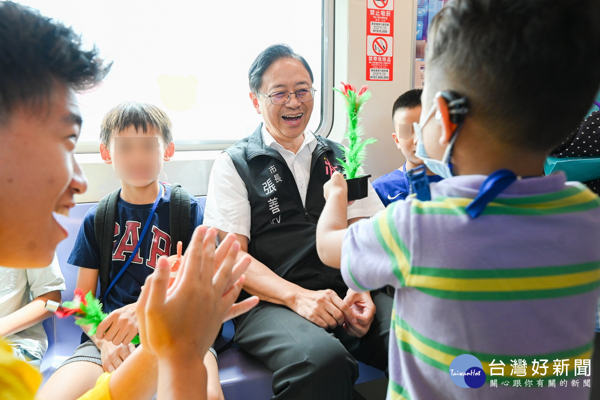 桃園市長張善政出席「巧虎有愛、桃捷無礙之旅」活動，陪伴弱勢童一起搭乘「巧虎彩繪列車」。<br />
