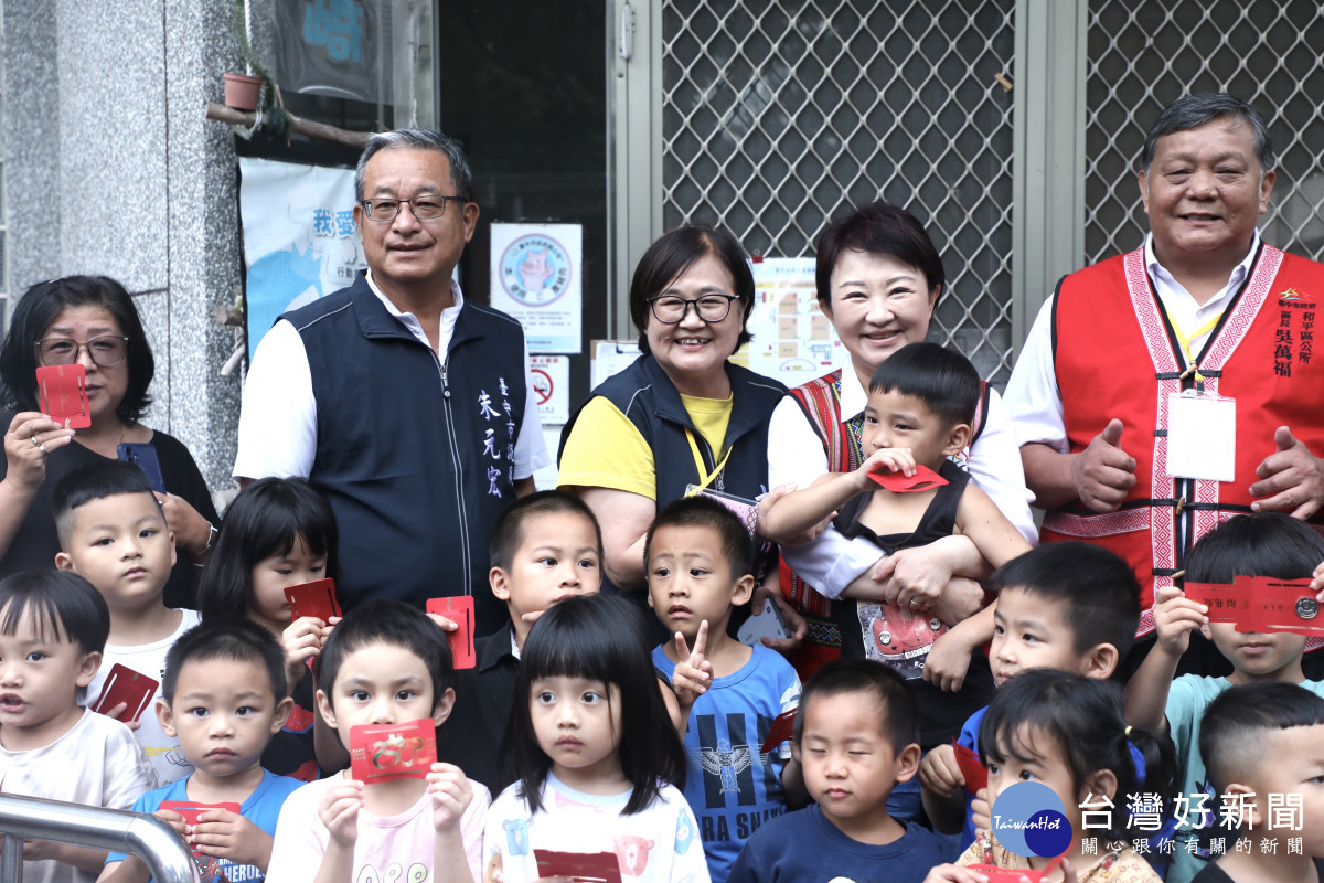 盧市長走訪幼兒園親自發送小紅包與點心