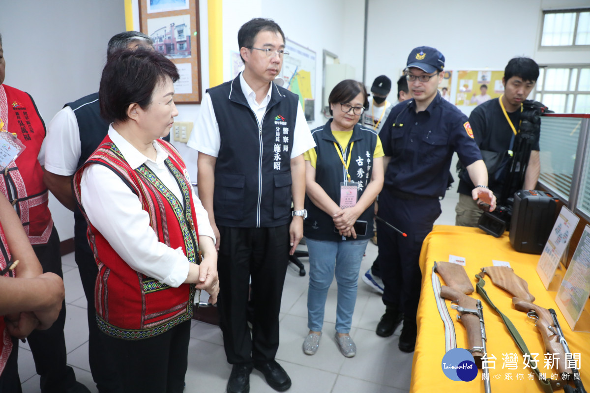 雙崎派出所長相市長介紹原住民獵槍