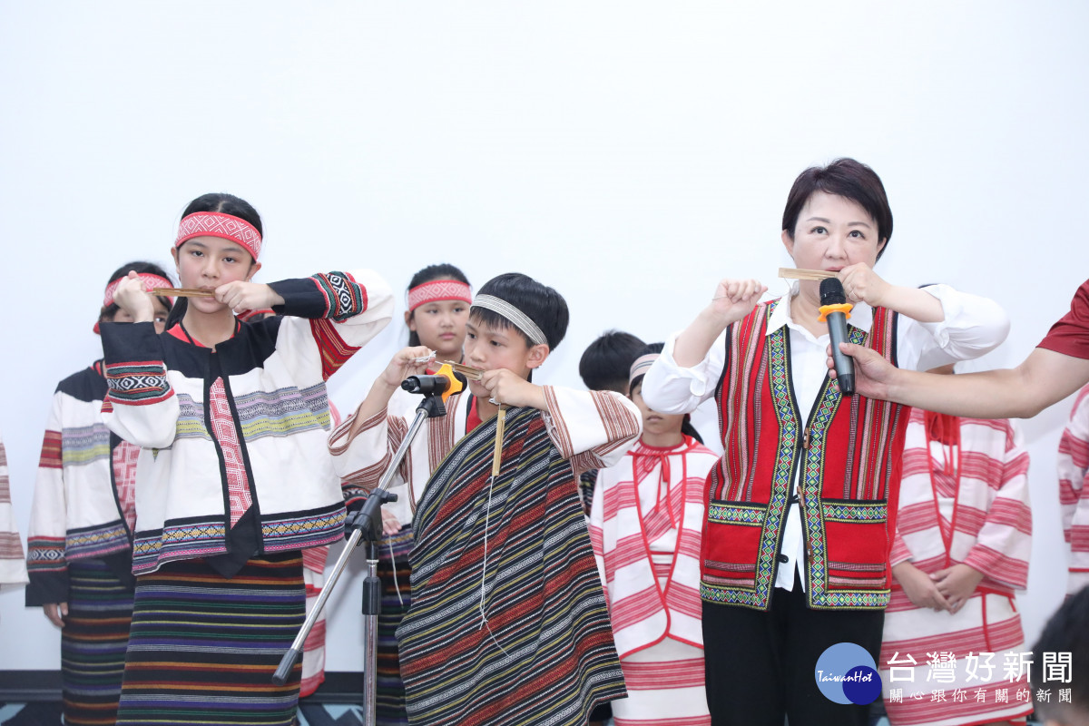 盧市長俏皮邀請小朋友站在其身後表演兩人雙簧