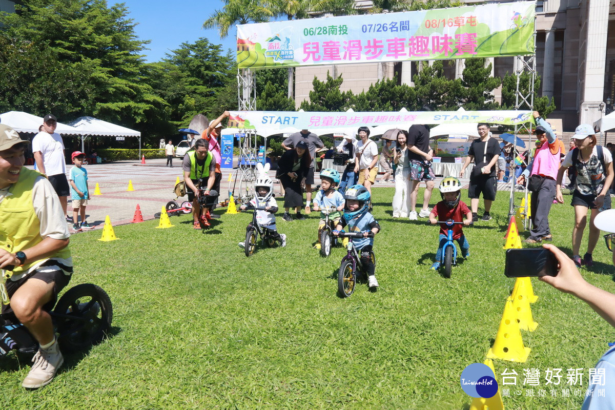 幼童滑步車賽狀況連連卻非常有趣。（記者扶小萍攝）
