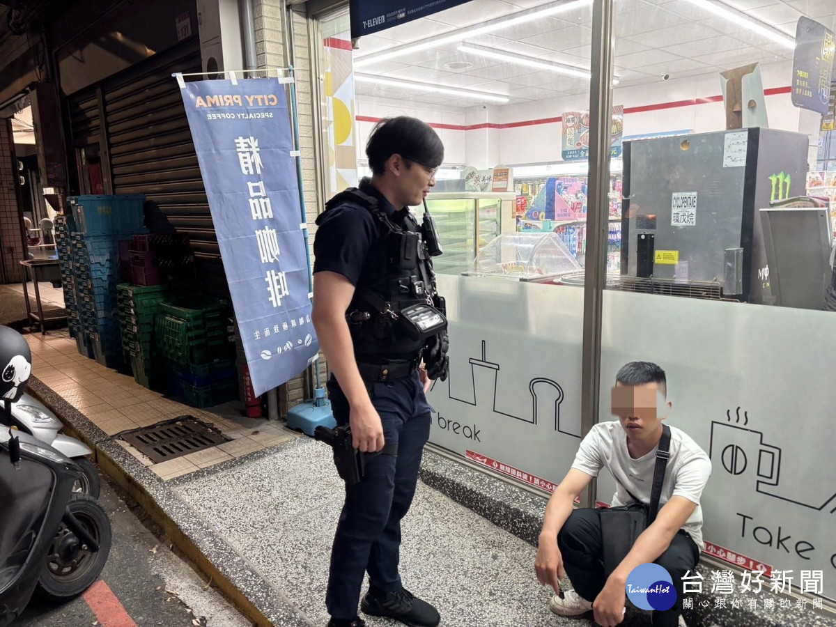 精障男迷途呆坐便利商店，壢警逐車比對鑰匙助返家。