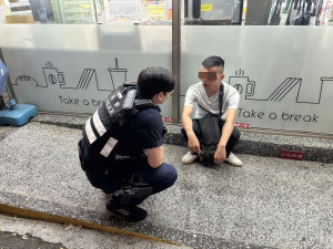 精障男迷途呆坐便利商店，壢警逐車比對鑰匙助返家。