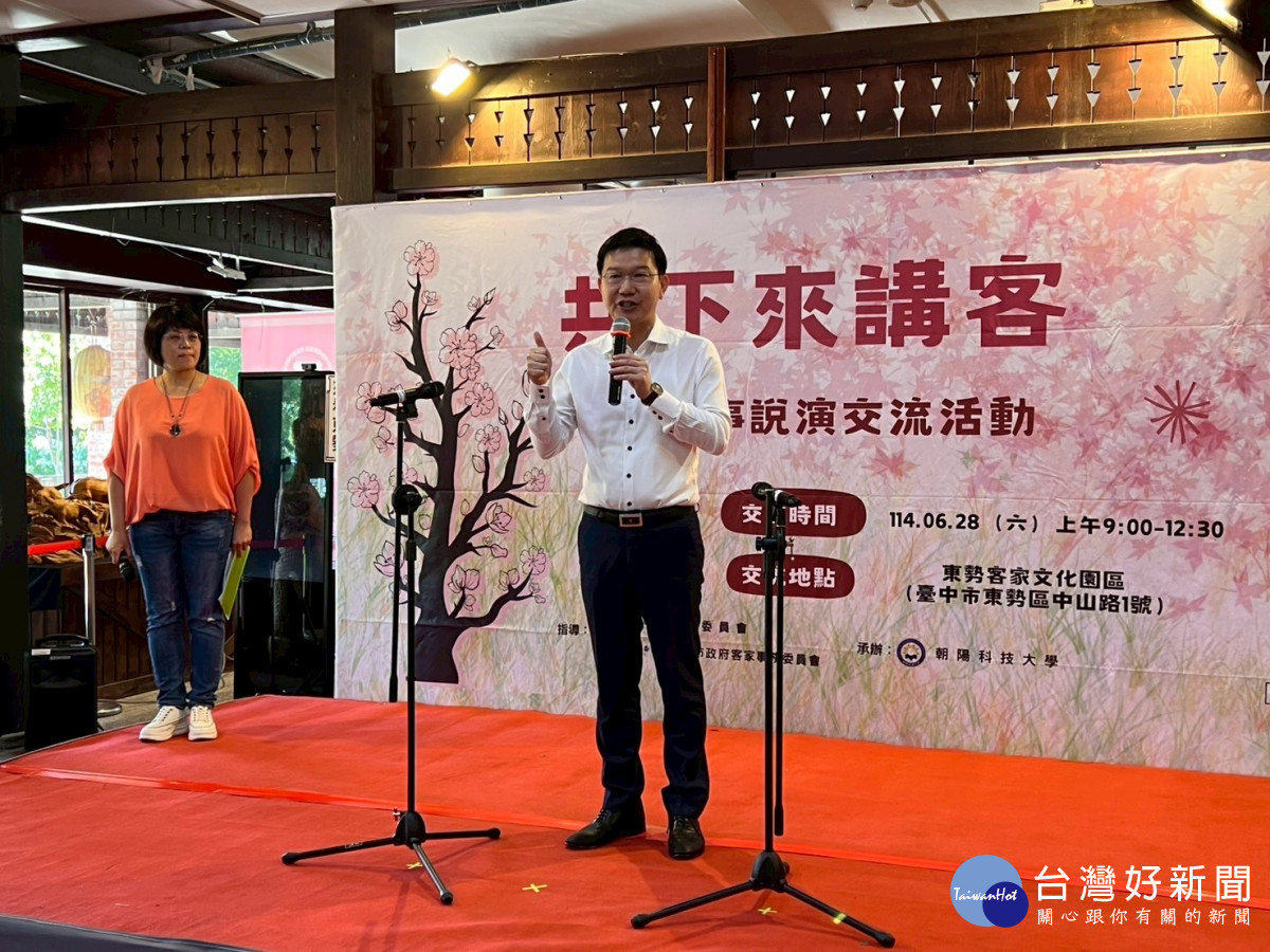 台中市客委會主委江俊龍為參賽者加油打氣。