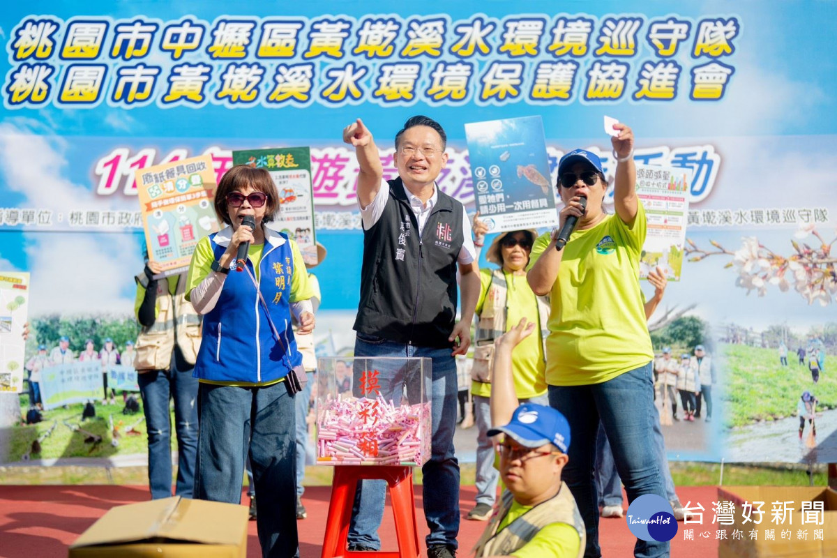 蘇副市長與貴賓一同主持現場摸彩。