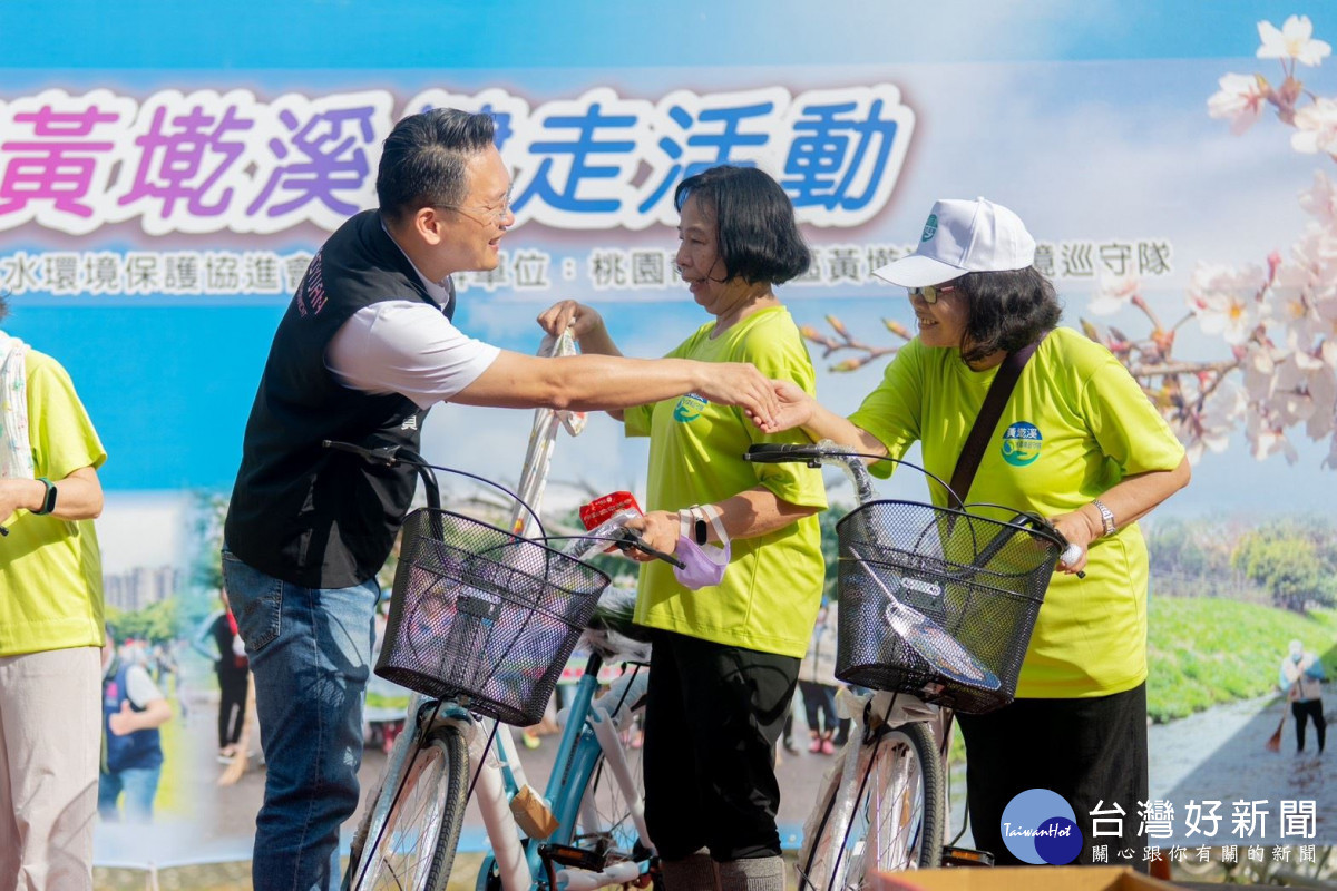 蘇副市長致贈腳踏車獎品。<br />
<br />
