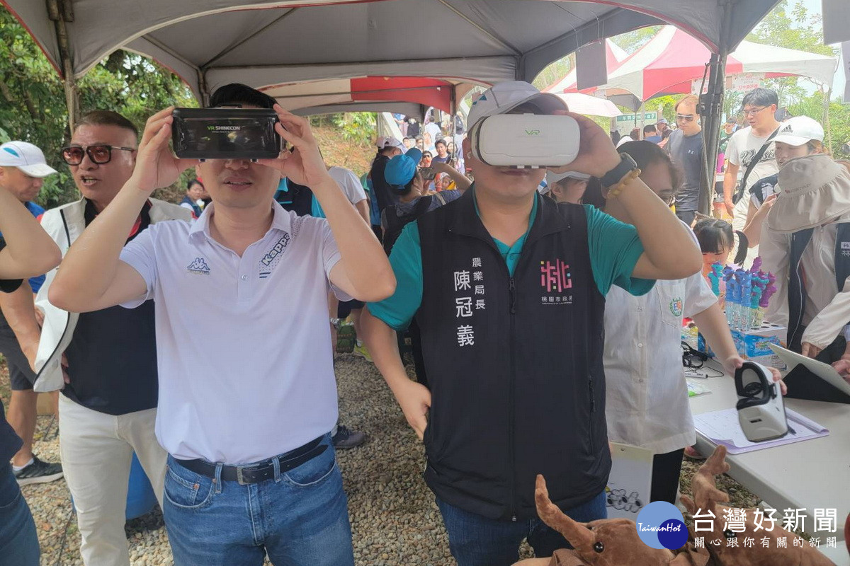桃園市副市長蘇俊賓參與VR體驗甲蟲生態。<br />
