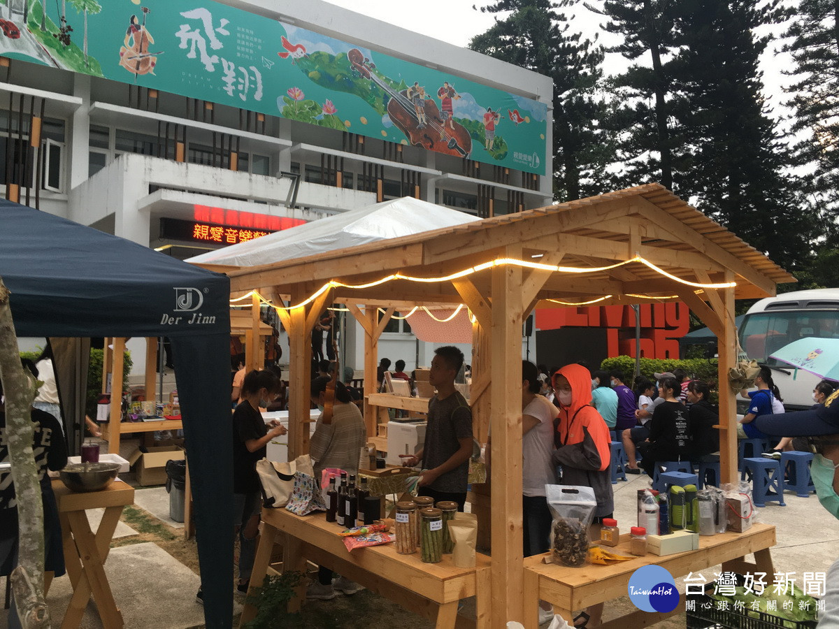 同學自製糕點出售賺學費和生活費。（記者扶小萍攝）