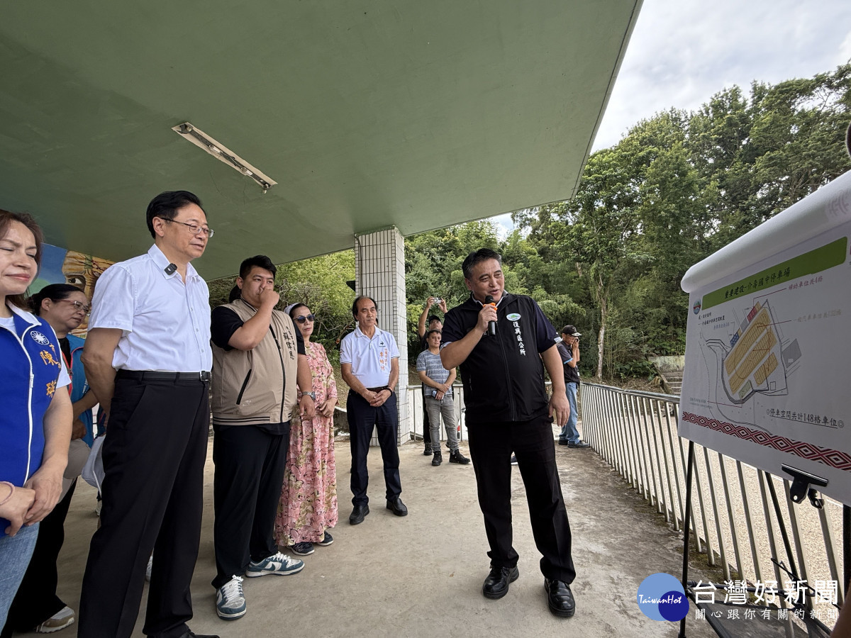 市長視察復興鄉介壽國中停車場完工。