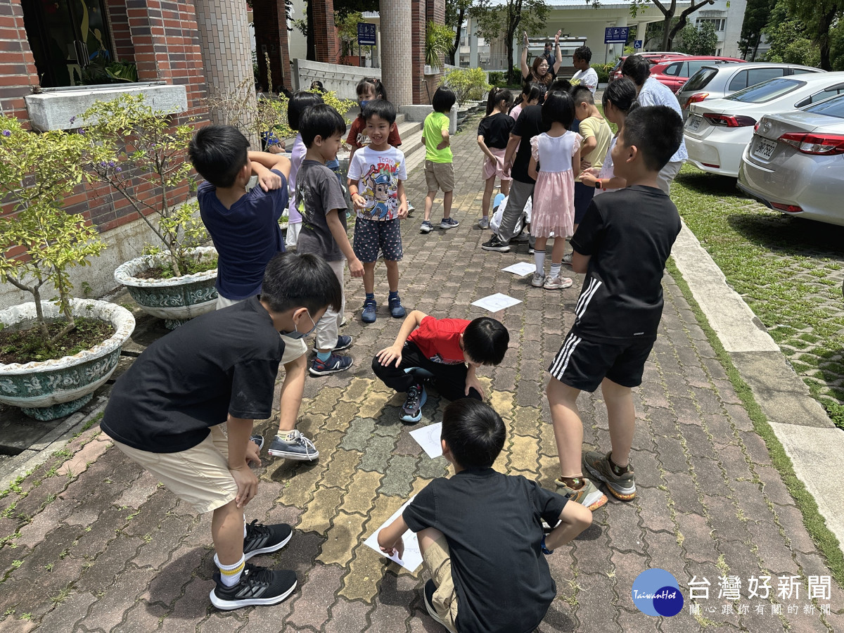 嘉義市學生透過測量物體正午影子長短方式，實地驗證太陽直射與地球傾斜軸心的地理現象／嘉義市府提供
