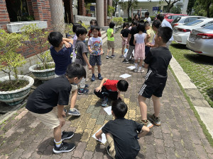 嘉義市學生透過測量物體正午影子長短方式，實地驗證太陽直射與地球傾斜軸心的地理現象／嘉義市府提供