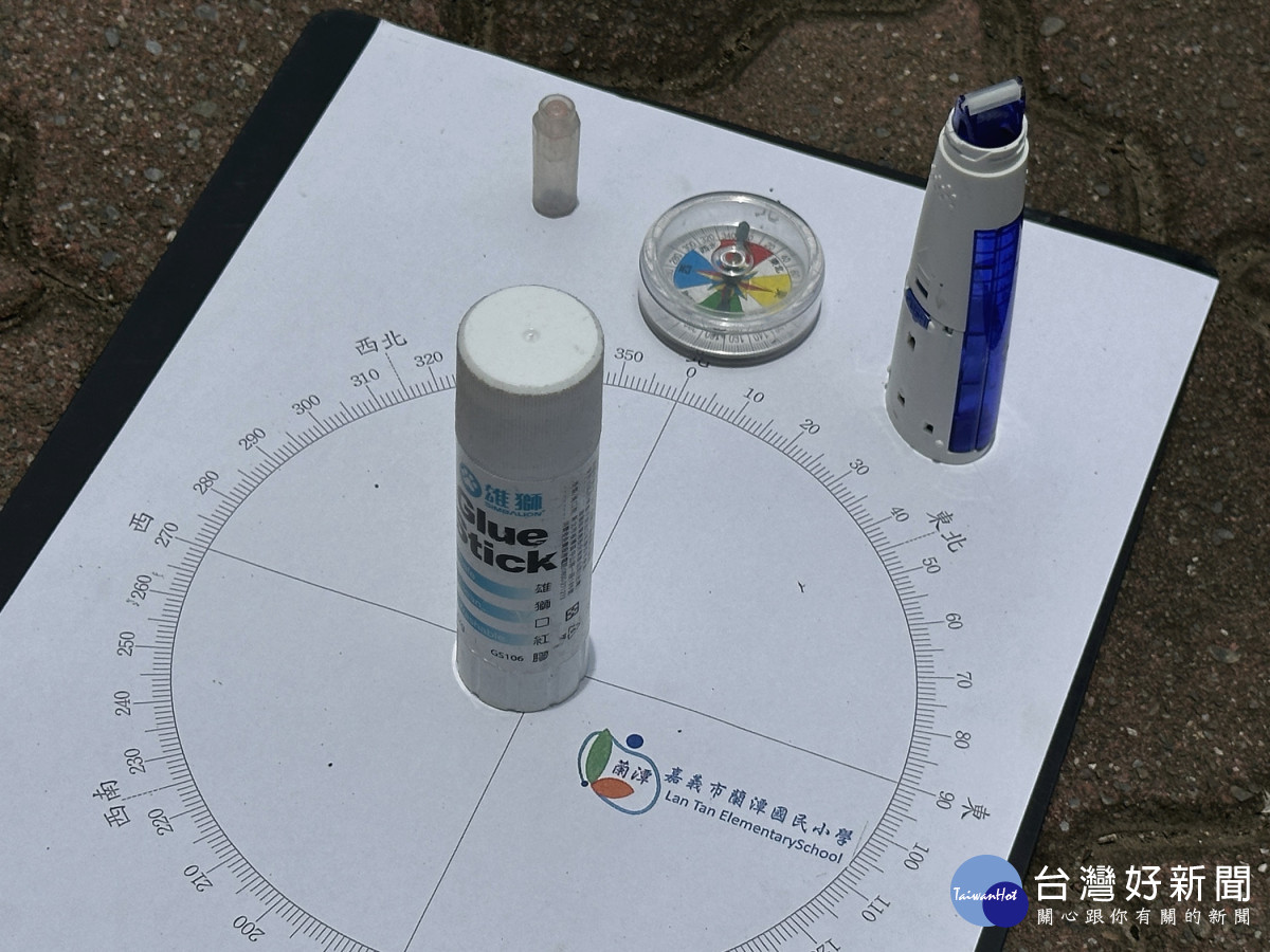 嘉義市學生透過測量物體正午影子長短方式，實地驗證太陽直射與地球傾斜軸心的地理現象／嘉義市府提供