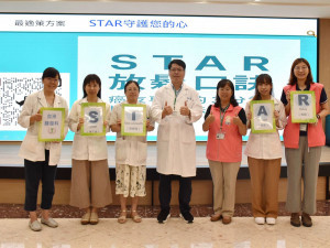 李楊成副院長與照護團隊打造病人可隨時取用的數位心理支持工具，包含電子書與動畫影片，讓情緒調節變得簡單又實用。