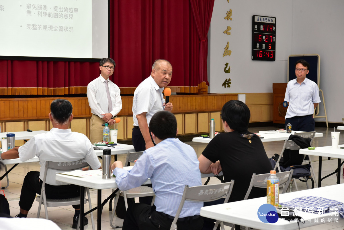 國內鑑識界權威人物、前臺北市政府警察局刑事鑑識中心主任謝松善（阿善師）親臨聽講，並與基層鑑識人員面對面交流／警方提供