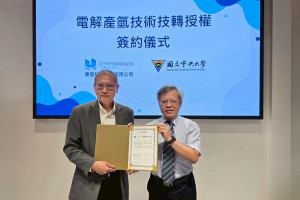 中央大學蕭述三校長（右）與優氫科技公司董事長張榮桂（左）完成電解產氫關鍵技術的技術移轉。