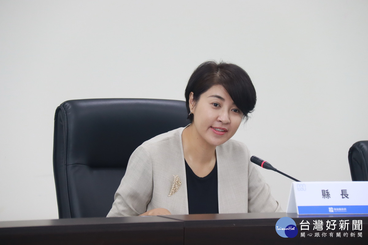 許縣長希望幫農友推廣南投茶葉鳳梨等農產。（記者扶小萍攝）